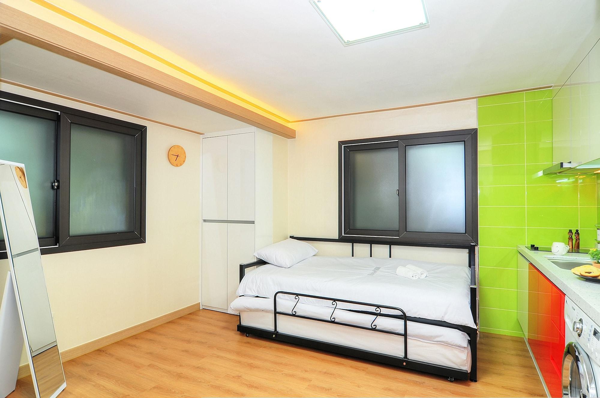 Hostel Kw Sinsa Seoul Exterior photo